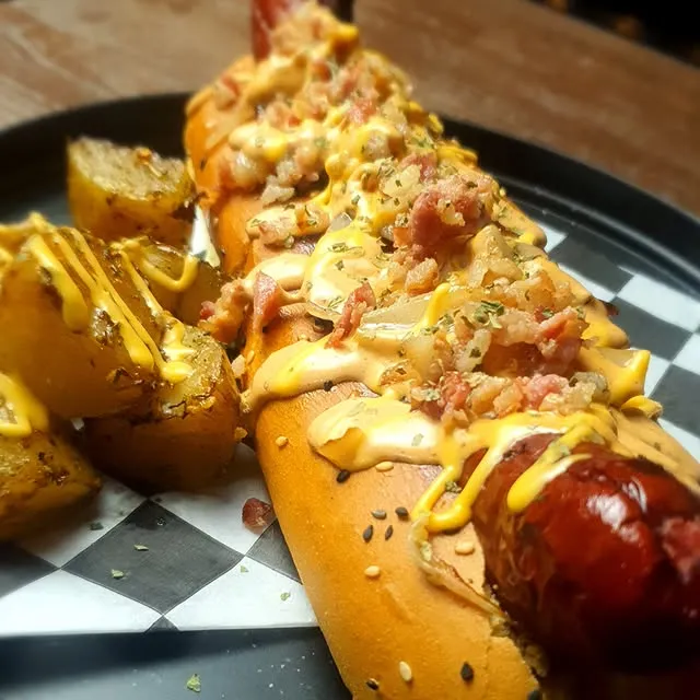 Hot dog con queso, tocino y papas gajo